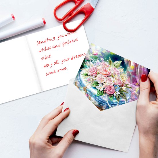 Kaart met roze bloemen in een vaas, versierd met diamanten, in een envelop.