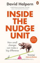 Boek 'Inside the Nudge Unit' van David Halpern. Een olifant op een weegschaal met een muis. Titel 'INSIDE THE NUDGE UNIT'.