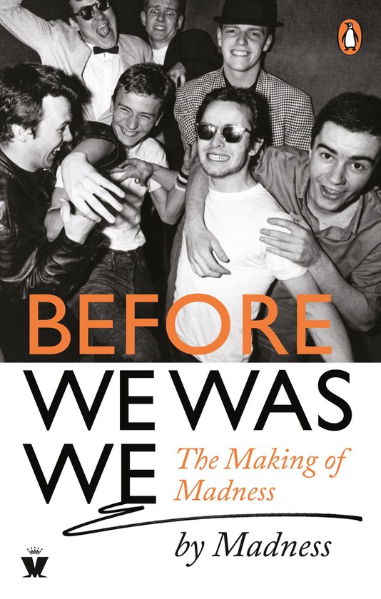 Boekcover van "Before We Was We - The Making of Madness" met een zwart-witfoto van een groep lachende mannen in retrokleding.