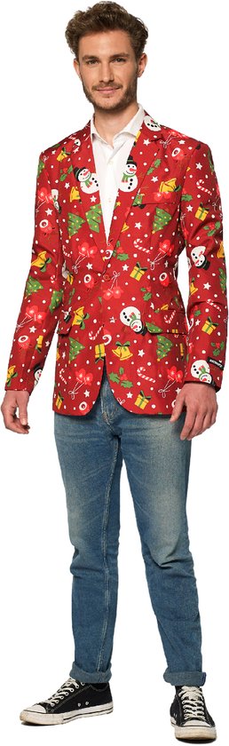 Heren blazer in het rood met kerstprint van sneeuwpoppen, kerstbomen, cadeaus en bellen. Gedragen met wit overhemd en spijkerbroek.