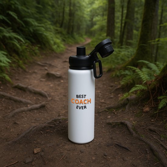 Bouteille d'eau blanche avec bouchon noir dans un environnement forestier. Texte : "BEST COACH EVER".