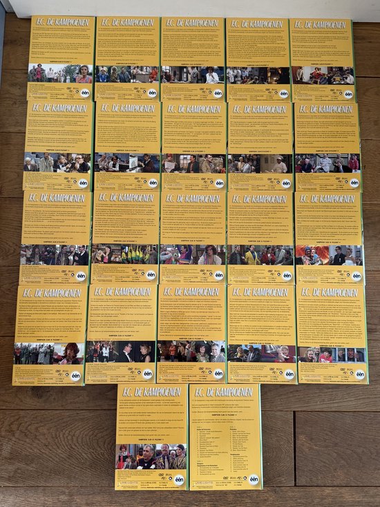 Achterkanten van dvd-boxen van FC De Kampioenen, met gele covers waarop afleveringsinformatie staat.