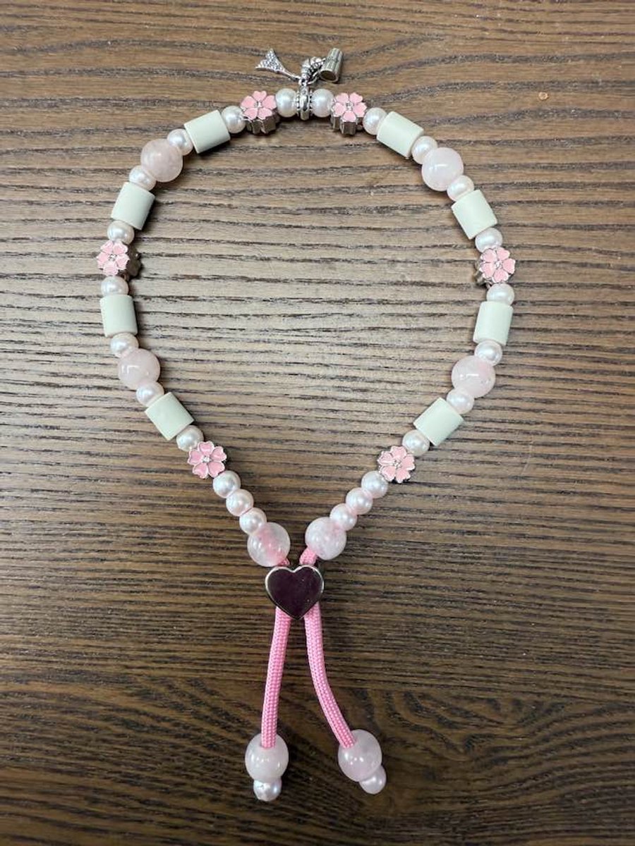 Anti-tekenband hond natuursteen rozenquartz - La vie en rose - lengte 35 cm - nekomvang vanaf 33 tot en met 38 cm - originele EM-X kralen lichtgrijs - maat M - roze/wit - rozenquartz natuurstenen, roze bloemen bedels met strass