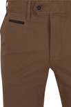 Detail van de voorkant van een bruine chino met rits, knoop en een zwart detail op de linker zak.