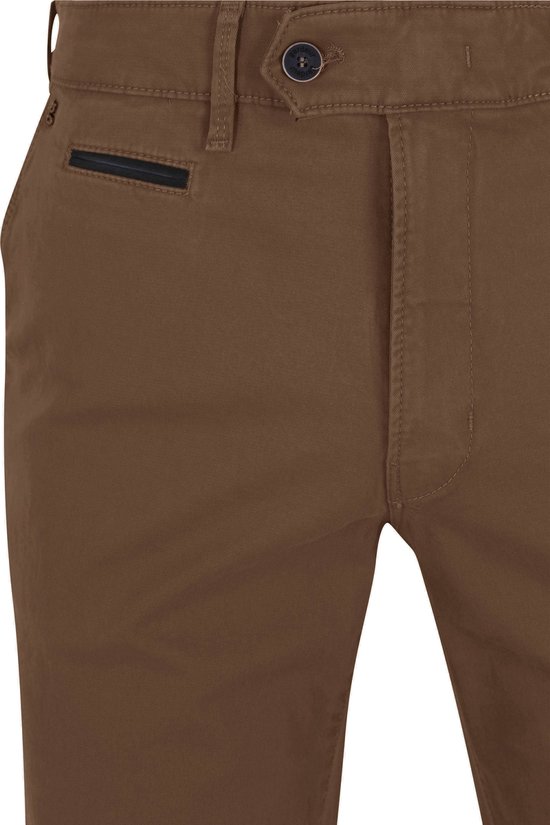 Detail van de voorkant van een bruine chino met rits, knoop en een zwart detail op de linker zak.