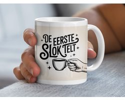 Koffie Mok 'De Eerste Slok Telt', Typografische Mok, Retro Design Mok, Koffieliefhebber Cadeau, Unieke Koffie Mok, Mok voor Koffie