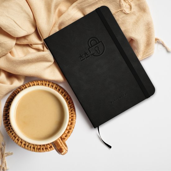 Een zwart notitieboekje met slot-icoon, naast een kopje koffie en een sjaal.