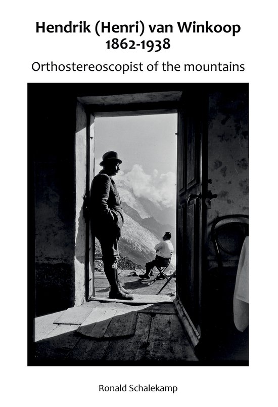 Hendrik (Henri) van Winkoop, orthostereoscopist van de bergen 1862-1938. Een man in een hoed en pak leunt tegen een deurpost.