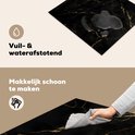 Zwarte inductiebeschermer met marmerprint die waterafstotend is en makkelijk schoon te maken.
