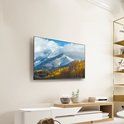 CHiQ TV aan de muur boven een houten meubel met planten.