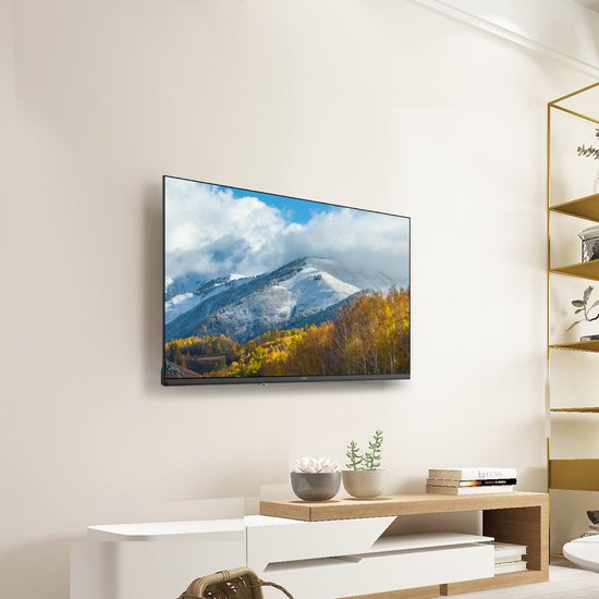 CHiQ TV aan de muur boven een houten meubel met planten.