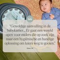 Een baby in een blauwe romper ligt op een kleed naast een luiertoren in een gele schildpadmand, met een luieremmer erachter.