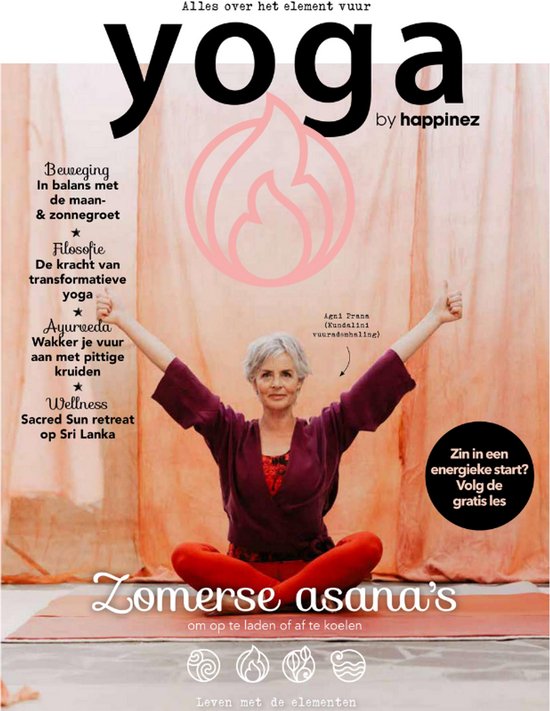 Een vrouw met grijs haar in kleermakerszit, met armen omhoog en duimen omhoog. Ze draagt een bordeauxrode top en rode broek. De cover van "Yoga by Happinez" met de titel "Zomerse asana's".