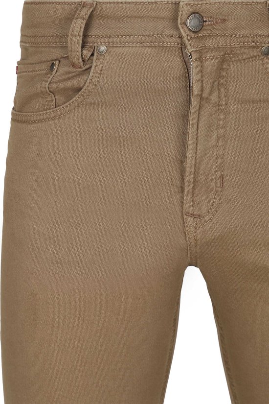 Detail van de voorkant van een bruine Mac jeans, met ritssluiting en zak.