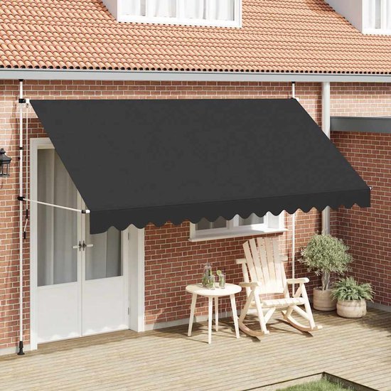 Auvent gris au-dessus d'une porte avec cadres blancs, sur une terrasse en bois avec mobilier de jardin.