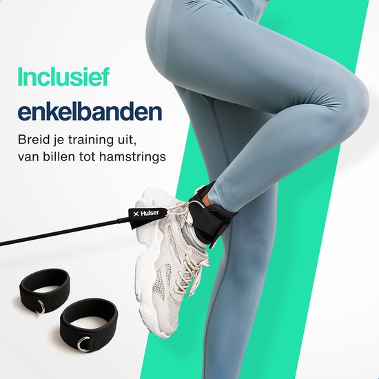 Vrouw traint met enkelbanden en weerstandsband, 'Inclusief enkelbanden'.