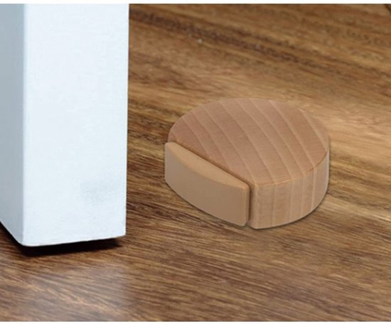 Houten deurstopper met beige rubberen grip op een houten vloer, naast een witte muur.