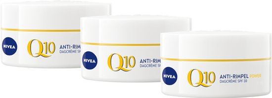 Drie witte potjes NIVEA Q10 Anti-Rimpel Dagcrème met gele en blauwe letters. Zicht op de voorkant van de potjes.