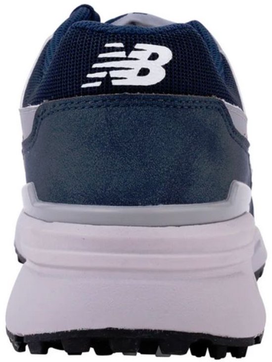 Arrière de la chaussure de golf New Balance bleu marine avec des détails gris et blancs.