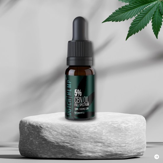 Donkerbruine fles met druppelaar, gevuld met 5% CBN olie. Op een grijze steen geplaatst, met schaduwen en een hennepblad.