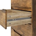 Commode marron clair avec tiroir ouvert et rails métalliques. Détail grain de bois.