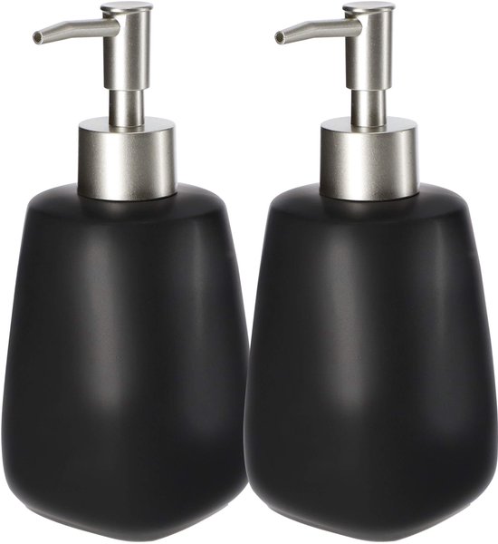 Twee mat zwarte zeepdispensers met geborstelde metalen pompen, naast elkaar.
