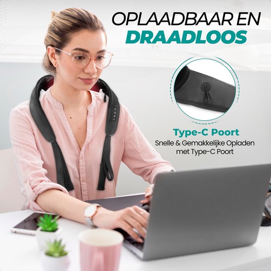Vrouw op kantoor met nekmasseermachine en laptop. Close-up van Type-C poort. "Oplaadbaar en draadloos."