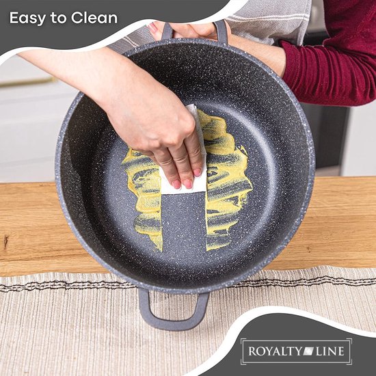 Handen maken een koekenpan schoon met een doekje. De pan heeft een granieten binnenkant.