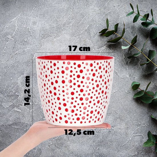Hand die een witte bloempot met rode stippen vasthoudt, met afmetingen 17 cm, 14,2 cm en 12,5 cm.