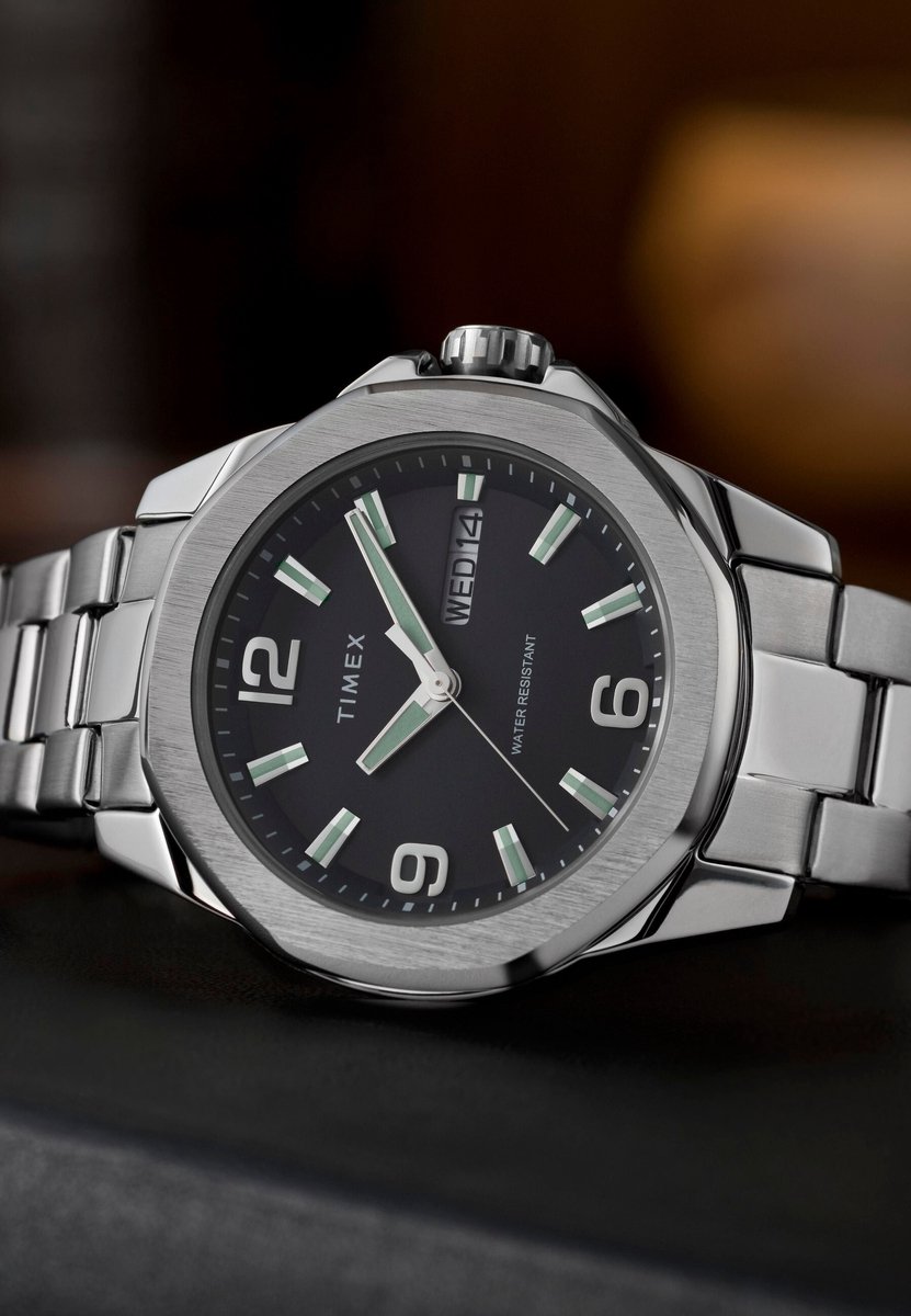 Timex Essex Ave 46 Quartz Analoog Horloge Zilveren Toon Kast: 100% Loodarm Messing | Armband: 100% Roestvrij Staal 46 TW2W92700AJ