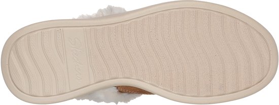 Onderkant van bruine pantoffel met lichtgekleurde zool met golvend profiel. Skechers logo zichtbaar.