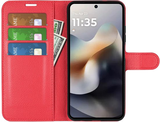 Rood kunstleren wallet telefoonhoesje opengeklapt, met telefoon. Bevat vakjes voor pasjes en geld.