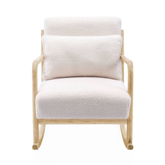 Frontaal aanzicht van een schommelstoel met een gebogen licht houten frame en crème bouclé bekleding.