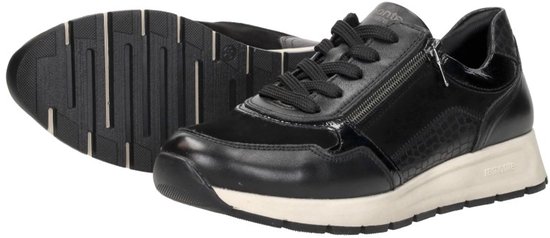 Zwarte lage sneaker, van opzij gezien, met veters, rits, crocoprint en beige zool.