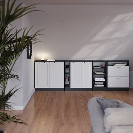 Witte kastdeuren en lades met antracietkleurig frame in een kamer met houten vloer.