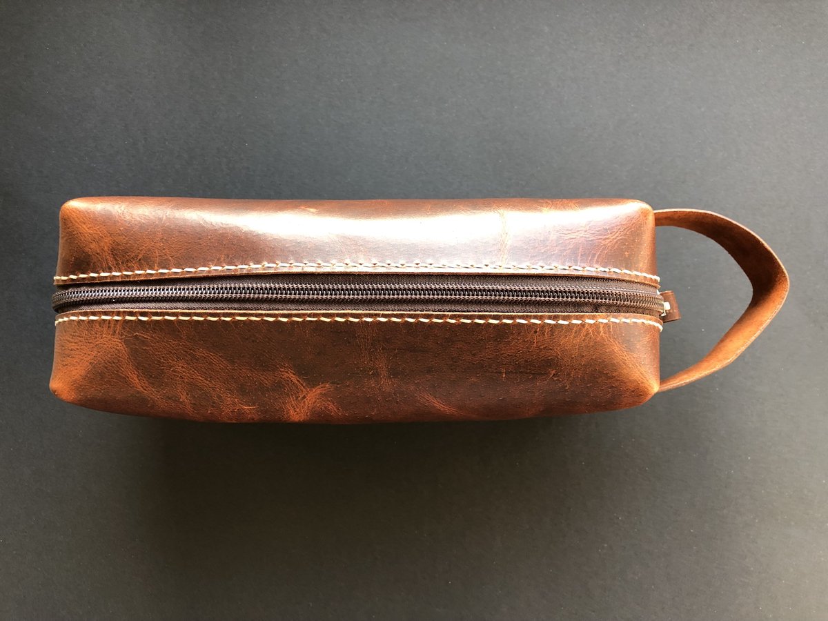 Dera Dore - Luxe en Uniek Toilettas - Unisex - Handgemaakt van 100% echt (single-laag) leer material - - Ideaal voor op reis - Ideaal Cadeau voor man - Toiletry Bag