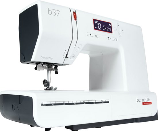 Witte Bernette b37 naaimachine met digitaal display en zwarte accenten.