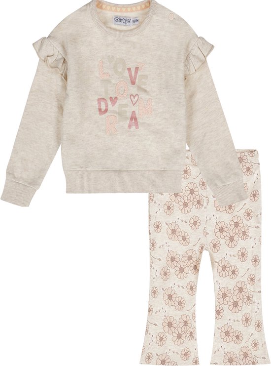 Kledingset: off-white trui met glitterprint en flared broek met bloemenprint.