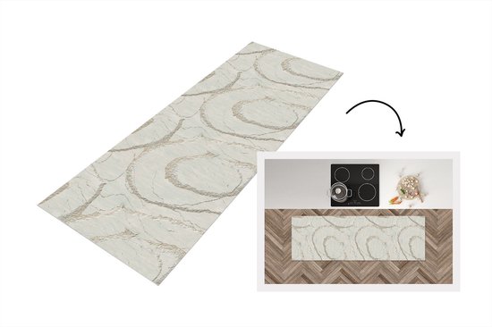Un tapis de cuisine aspect marbre beige et blanc, posé sur un parquet à côté d'une plaque à induction.