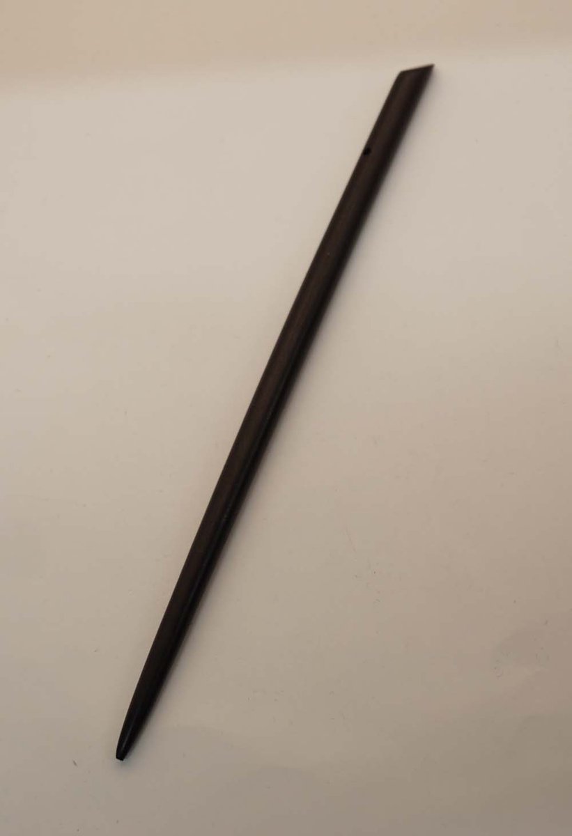 Zwarte haarstok recht met schuin boven aan - eenvoudige haarstok - simpele haarpin - uni haarstokje - zwarte recht haarpin - recht toe recht aan haarstokje - gewoon haarpin - bescheiden haarstok - gladde haarstokje - uni knot stokje - dames haar stok