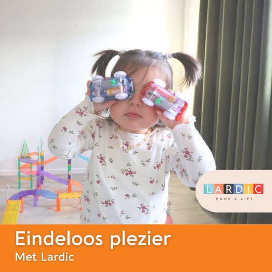 Meisje houdt twee kleine auto's voor haar ogen. Eindeloos plezier met Lardic.