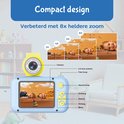 Blauwe digitale camera met gele lens en scherm dat een meisje met een speelgoed torentje toont. Zoom-illustraties.