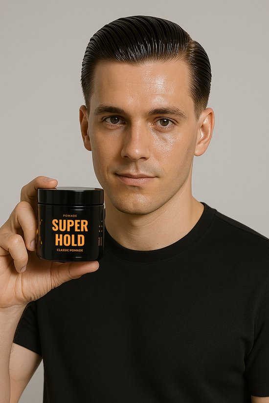 Man met klassiek gestyled haar en een zwarte t-shirt houdt een pot KOTSAF 'SUPER HOLD CLASSIC POMADE' vast.