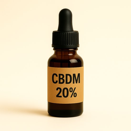Bruine fles met druppelaar, etiket met zwarte tekst 'CBDM 20%' op een bruine achtergrond.