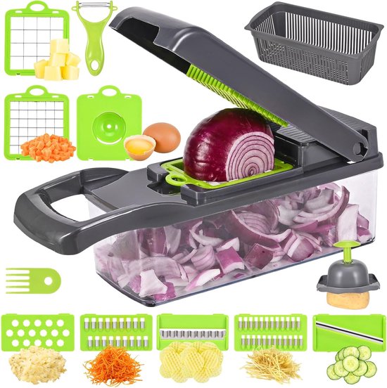 Een groentesnijder met 7 messen, een mandoline, een mandje, eieren en een rode ui.