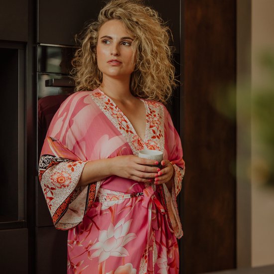 Kimomi Kimono Pink Breeze – Lange Dames Kimono – One size - Roze Bloemenprint – Boho Stijl – 100% Viscose – Met Ceintuur & Wijde Mouwen