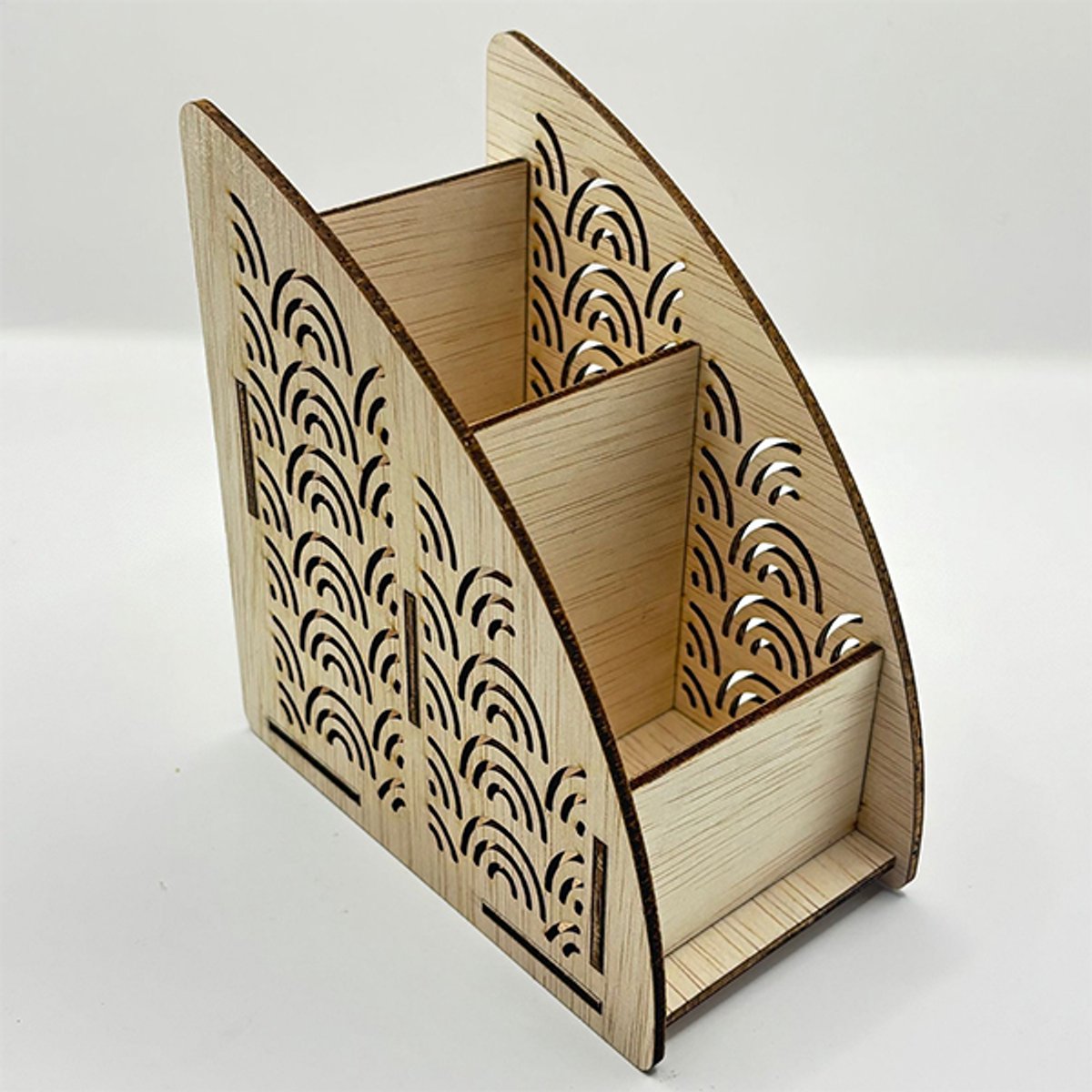 Houten Afstandsbediening Houder – Handgemaakt Organizer van Triplex met Geometrisch Design, Ideaal voor Woonkamer of Kantoor