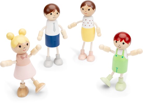 Houten familiepoppen dansend: vader, moeder, jongen in tuinbroek en meisje in jurk.