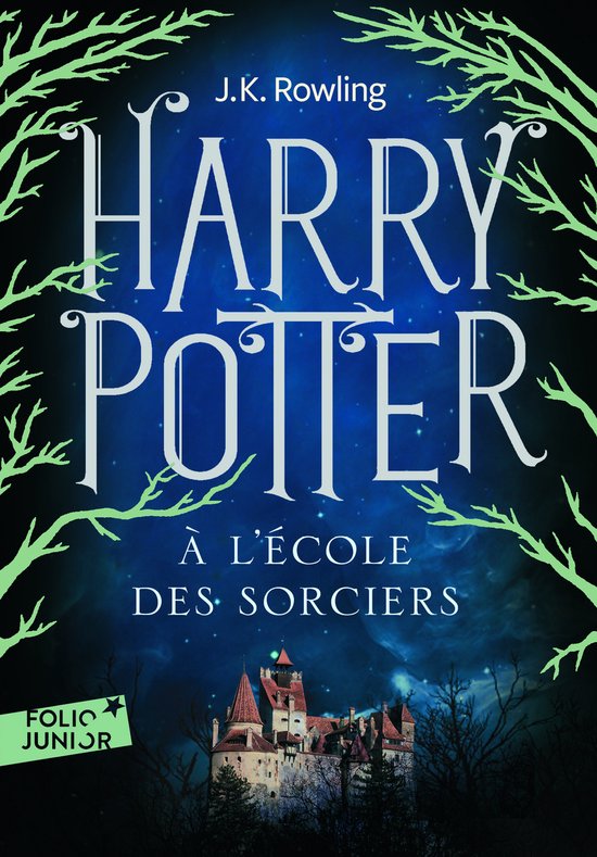 Boek "Harry Potter à l'école des sorciers", met de tekst "Folio Junior". De omslag toont een kasteel met rode daken tegen een nachtelijke, sterrenhemel, omringd door groene takken.