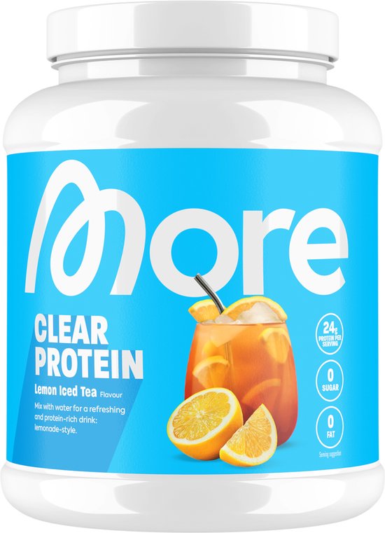 Pot More Clear Protein Lemon Iced Tea flavour. Met glas ijs, citroen en rietje. 24g eiwit per portie, 0 suiker, 0 vet.